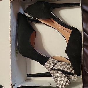 Black Pumps